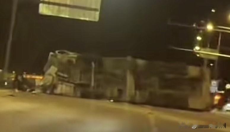 11月20号发生在河北，
造成13人受伤的交通事故，
我发现一个很大的疑点……