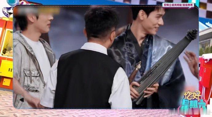 龚俊问何炅他的武器伞帅不帅你好星期六龚俊[超话]被龚俊的武器伞狠狠拿捏了！求夸的