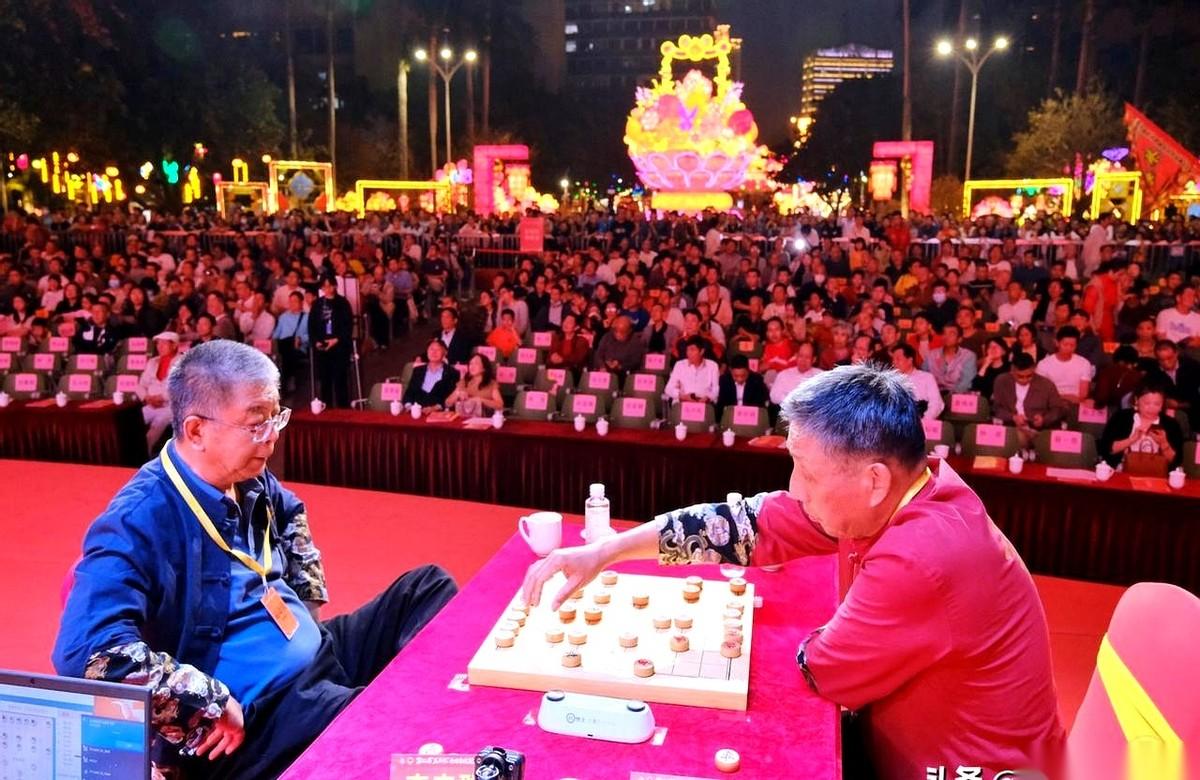 2026五羊杯元老组，第四轮下完，整个棋盘的火药味，一下就冲到了嗓子眼。
76岁