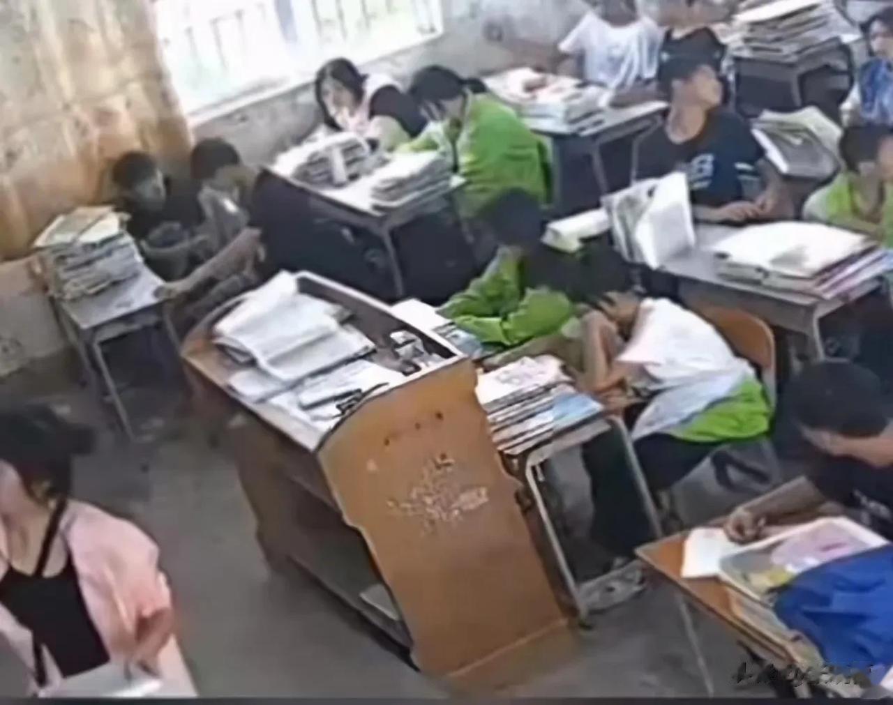 太过分了！广西，一个男学生冲上讲台打女老师，打完还跟老师叫板，而老师却无可奈何！