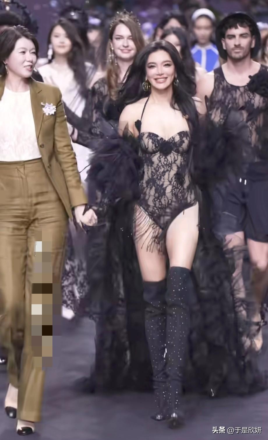 江映蓉上海时装周炸场！黑蕾丝泳装走秀，这才是内娱该有的野性美🔥
 
谁能想到，