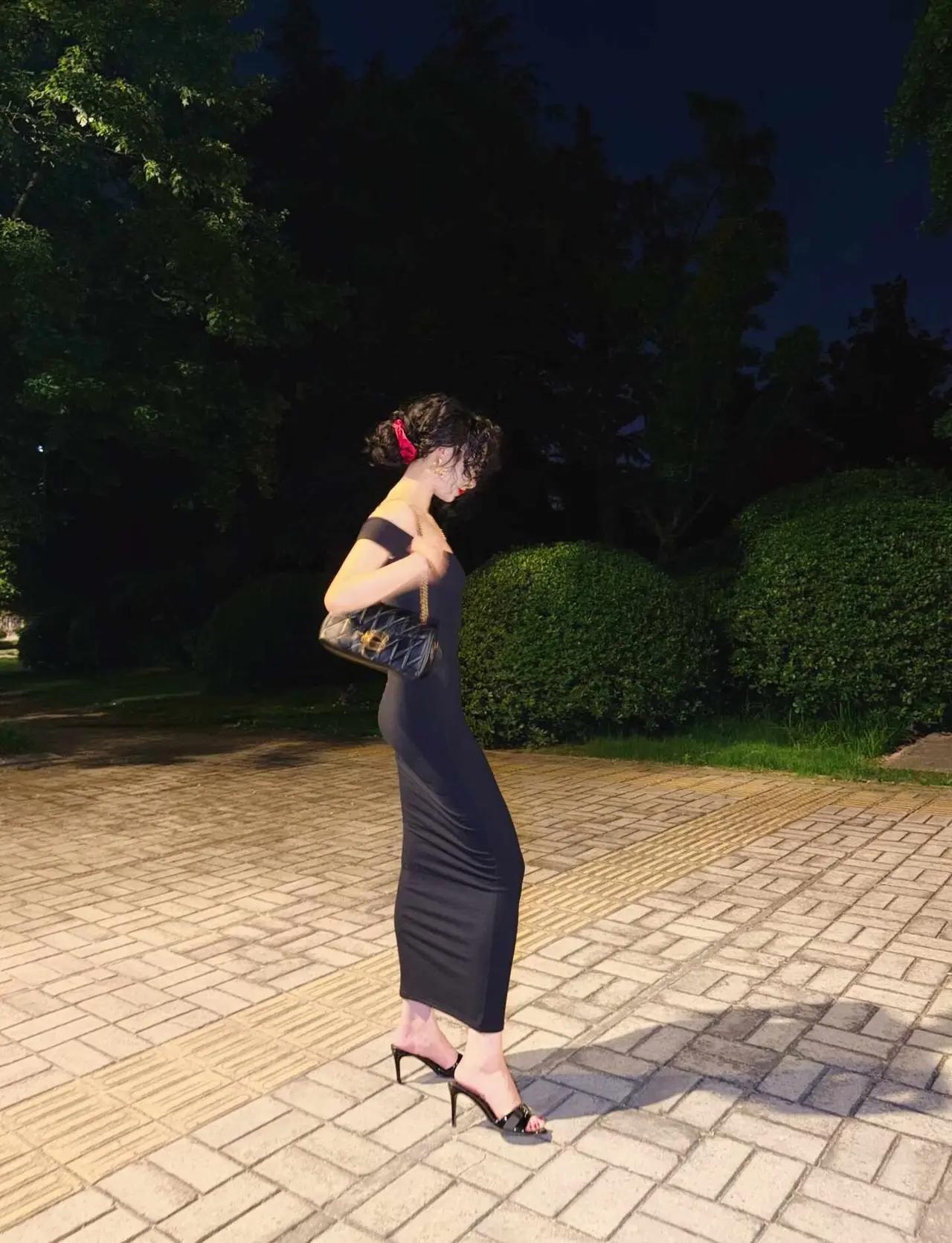 寂静的街头夜太黑，光太美，即使是随意走几步，仍然是惊鸿一瞥。