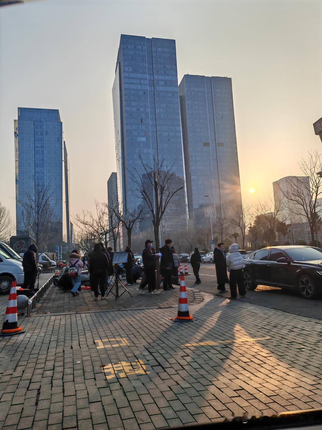 早晨上班竟然发现公司楼下来了一群拍摄短剧的年轻人，晨光之下他们忙碌的拜访摄像🎥