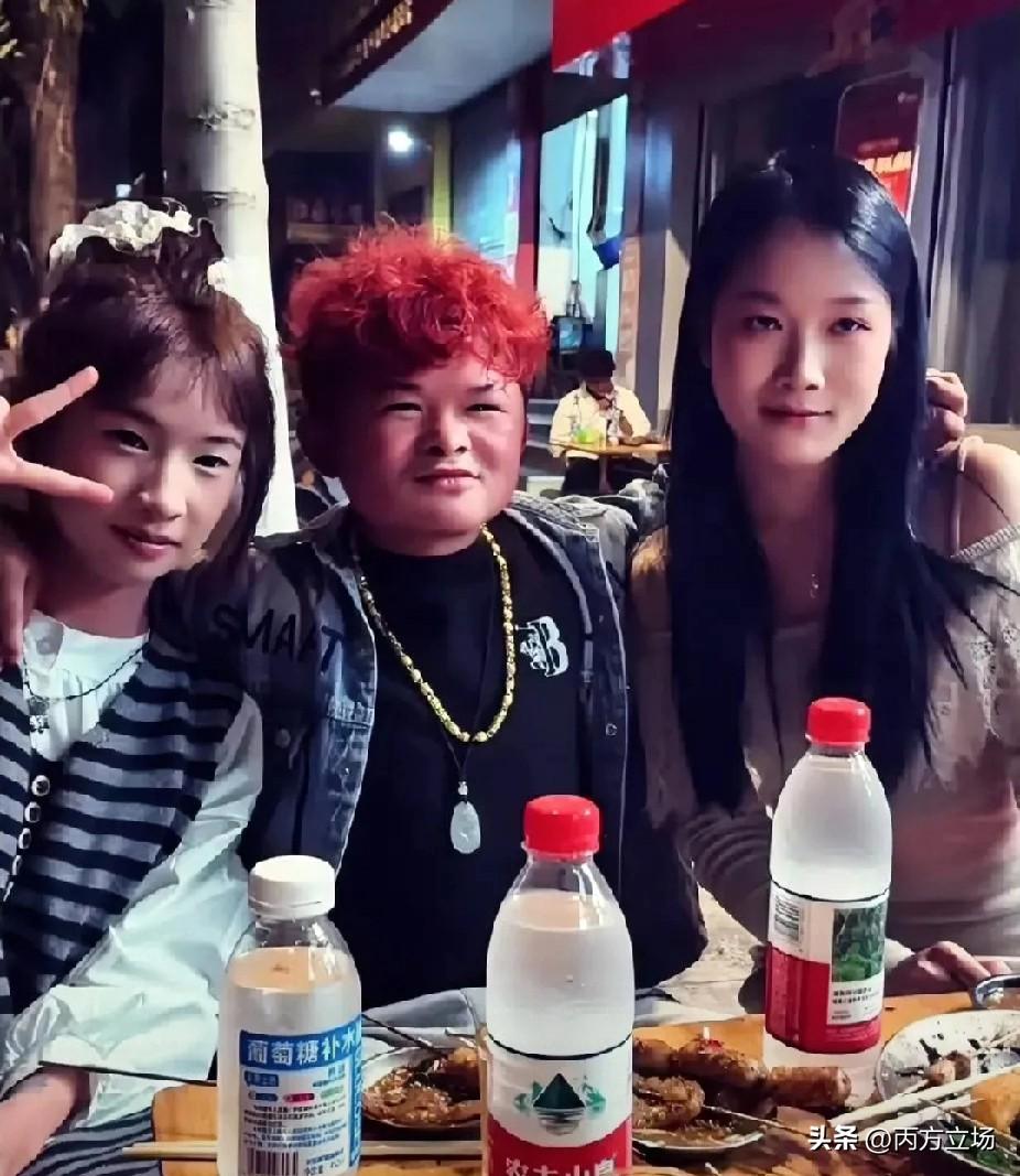 话说“小马云”范小勤，一转眼都17岁的大小伙子了！最近听说这孩子开窍了，左拥右抱