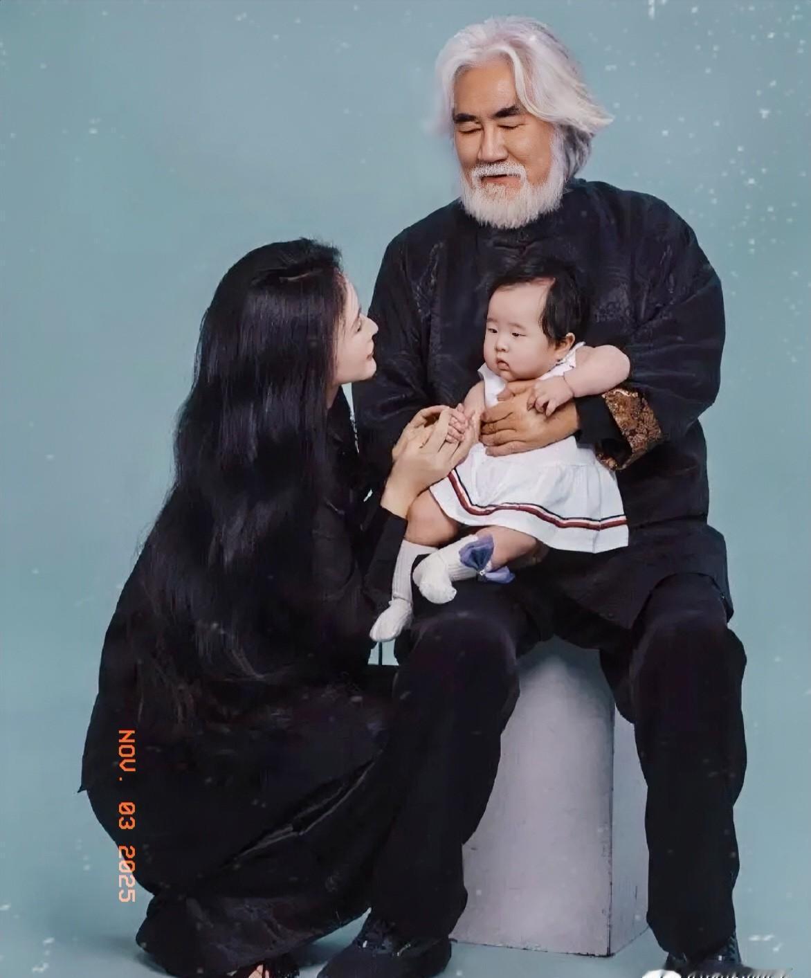 女儿一岁，评论区有人喊“30年后娶你女儿”。
张纪中夫妻没吵没闹，直接报警。
不