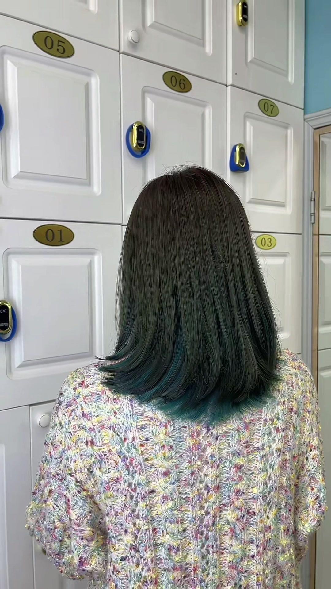 女生双色染发效果图，高级感这样来！💇‍♀️挑染+渐变设计，打破沉闷又显发量，阳