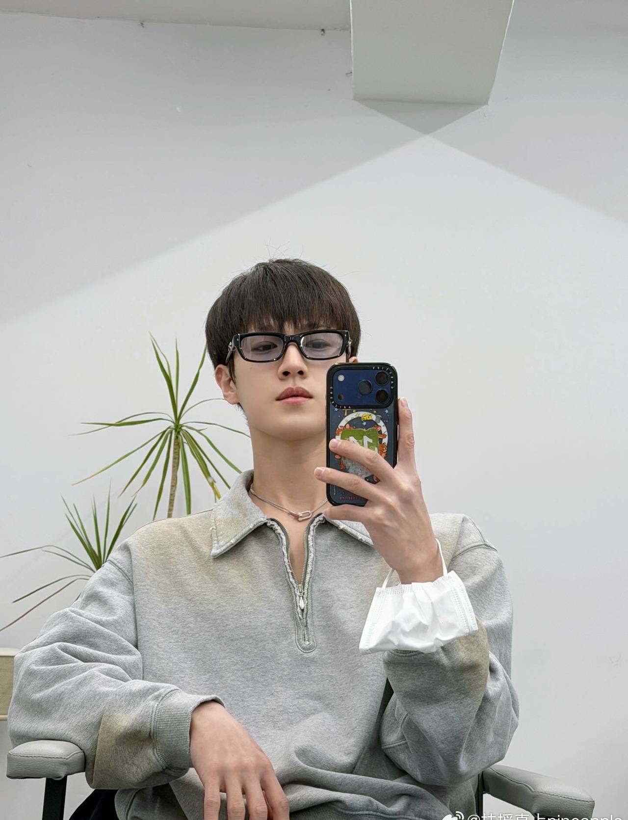 lyr李昀锐又要闪耀巴黎时装周了  忙碌充实的三月，将是属于李昀锐的闪耀时刻。@