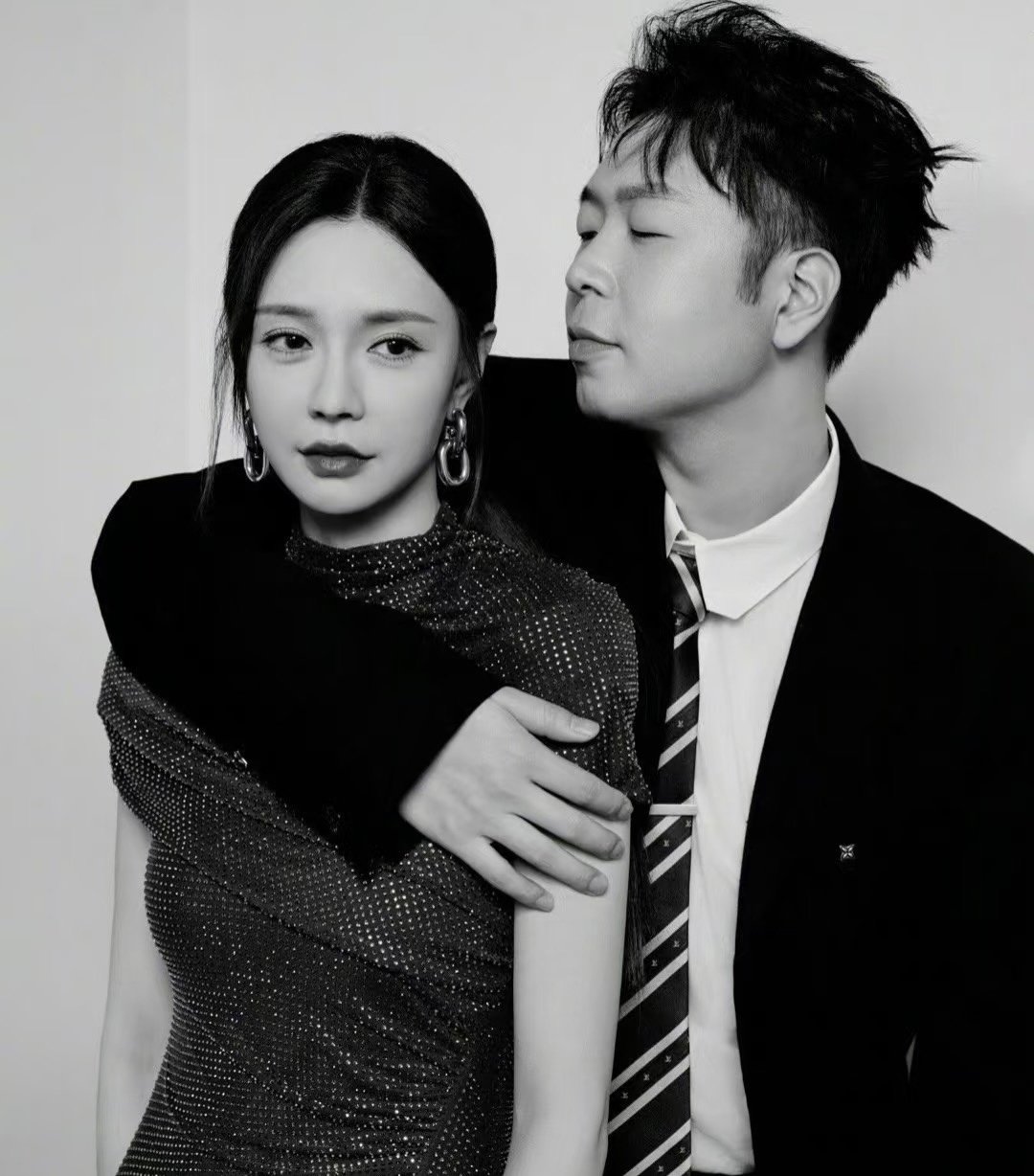 杜海涛沈梦辰伦敦回国杜海涛沈梦辰机场路透甜度超标！和粉丝亲切拜拜，同步比心的画面