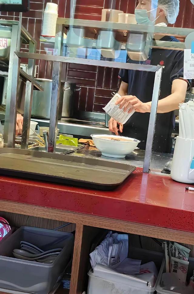 东北的这个预制小面你会去吃吗？

先梳理两件事，客观来看。
第一，遇见小面创始人