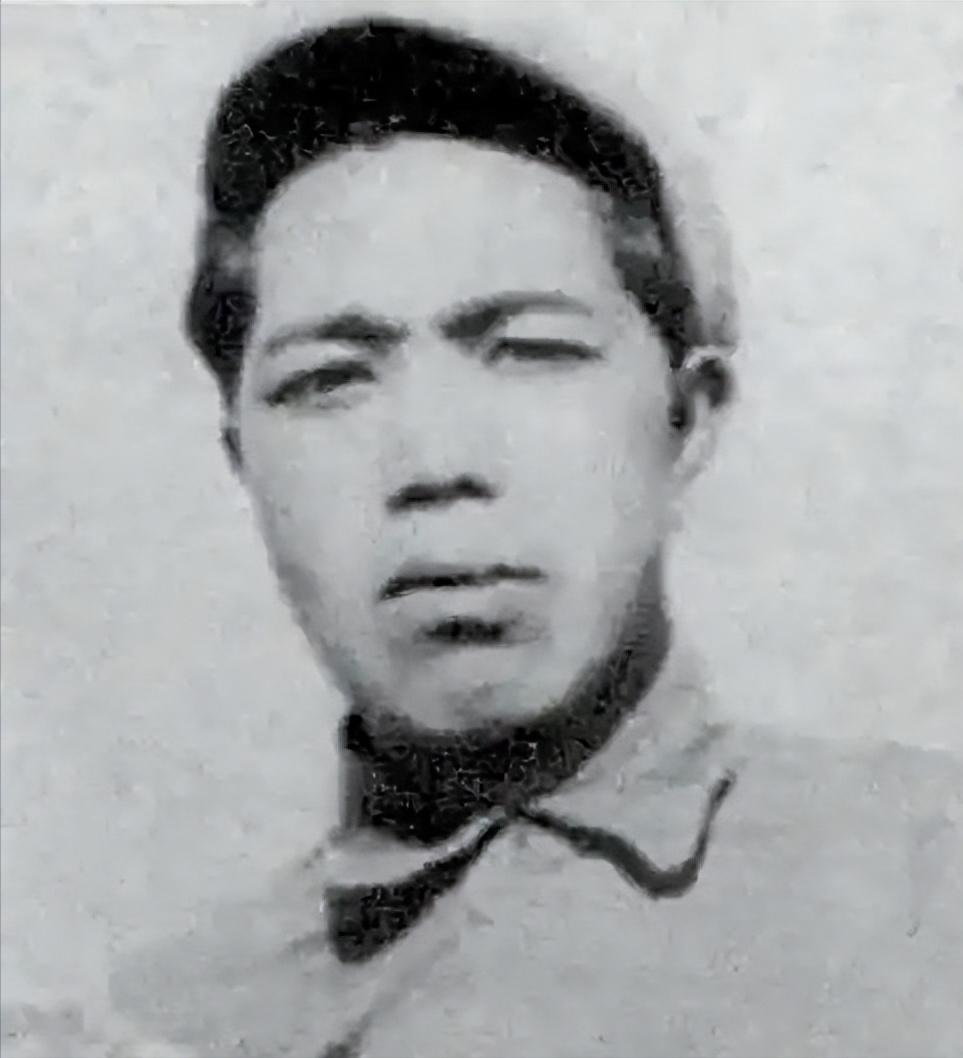 1941年，日本兵松野觉被俘，当他正挣扎之时，居然突然去拉新四军战士腰间挂着的手