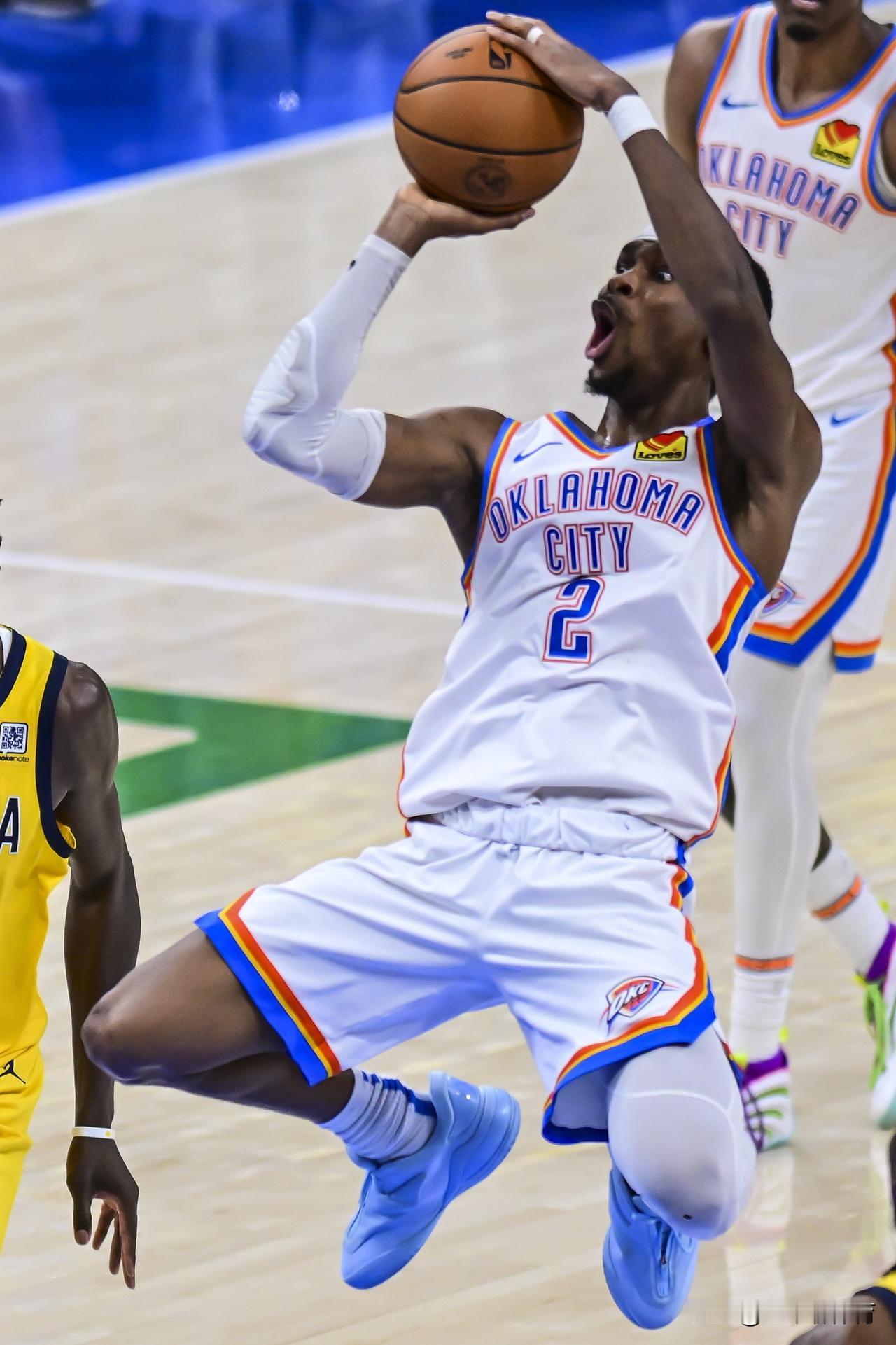 谁防都得给你造犯规罚下去！
新赛季第一场雷霆对阵火箭队的比赛中，杜兰特在防守亚历