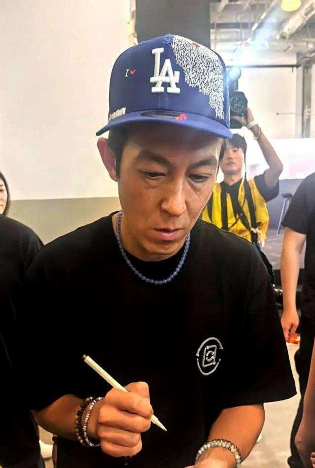 45岁陈冠希庆生照曝光 被指显老态 秦舒培打扮随性 一家三口长相惊人相似 ​​​