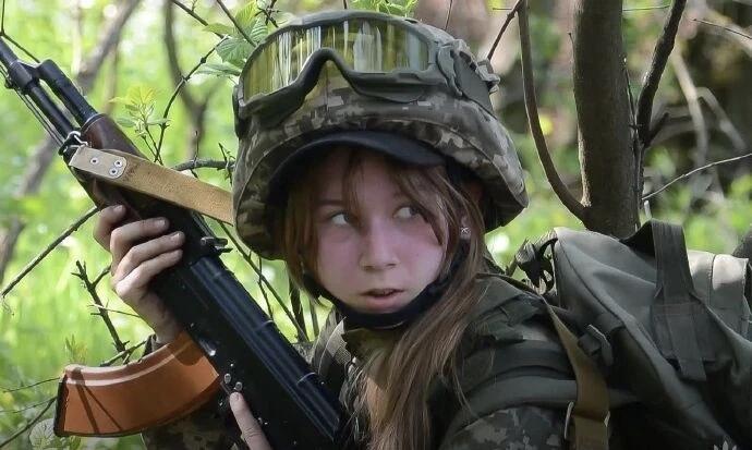 6月15日，社交媒体公布一组乌克兰女兵戴安娜照片，从照片显示，这位女兵年龄不大，
