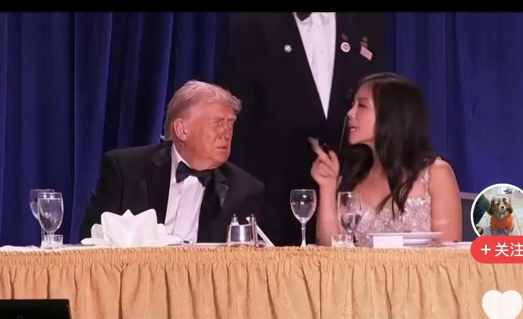 发生在当地时间25晚，准备刺杀特朗普的白宫宴会上，坐在特朗普的左边女士是谁呀？敢