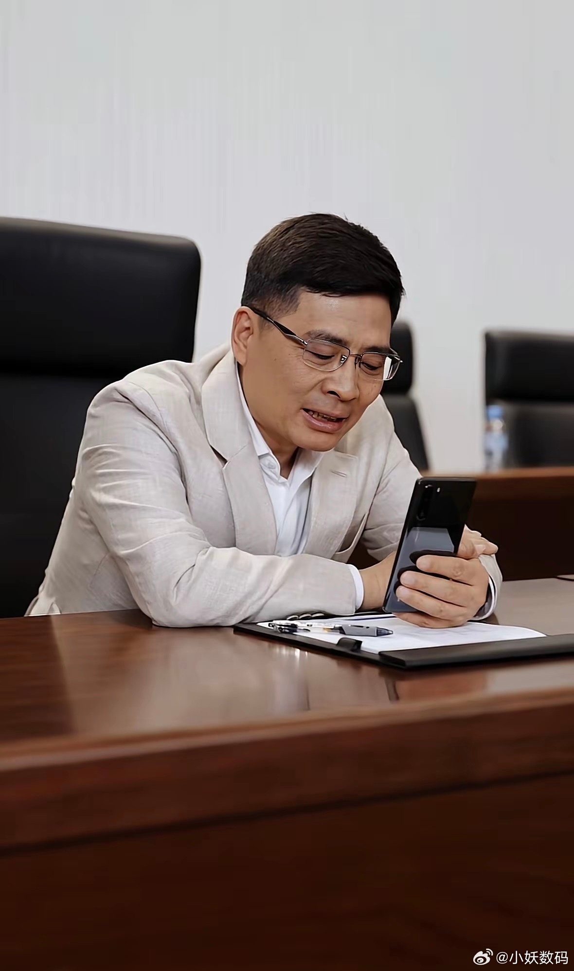 海尔周云杰竟然还在用华为P30？是不是要换一部华为Pura90了？ 