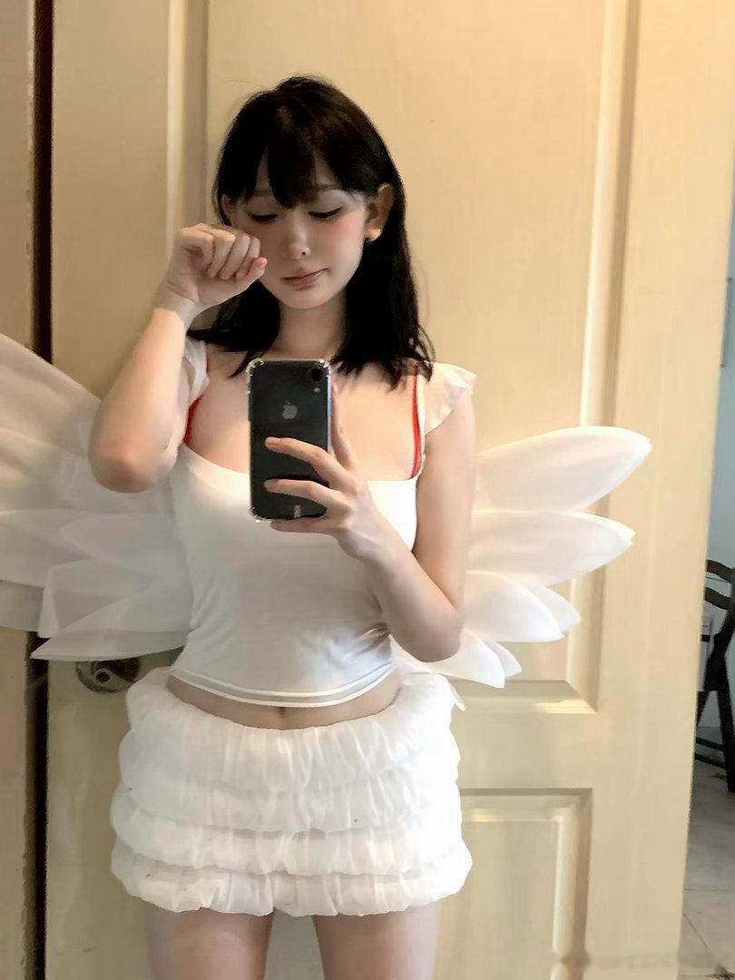 我觉得这样一身好可爱哦 可以居家拍照  在厨房会很有感觉 