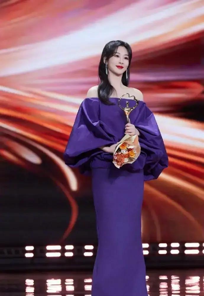 结果一出，热搜直接爆了！
杨紫又拿下微博Queen，这已经是第三次，90花里独