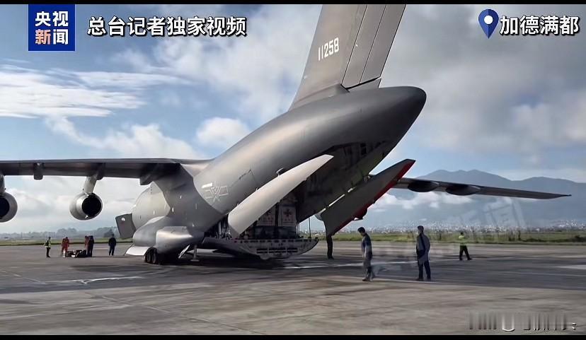 运20载中方首批援助物资抵达尼泊尔邻居有难，绝不袖手旁观，驰援尼泊尔，尽显大国责