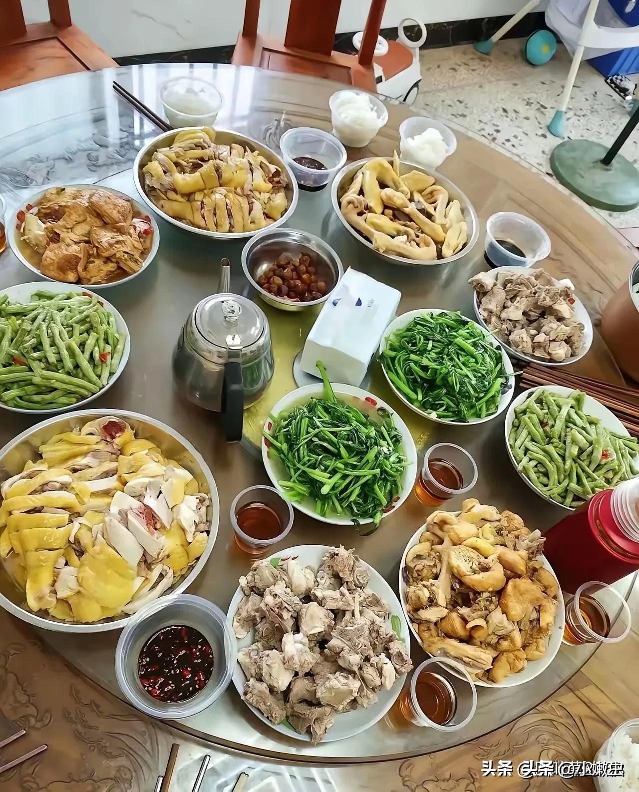 这桌要坐好多人，大厨都不知怎么安排了。
本来四道菜，大厨开始重复加菜谱单。
这样