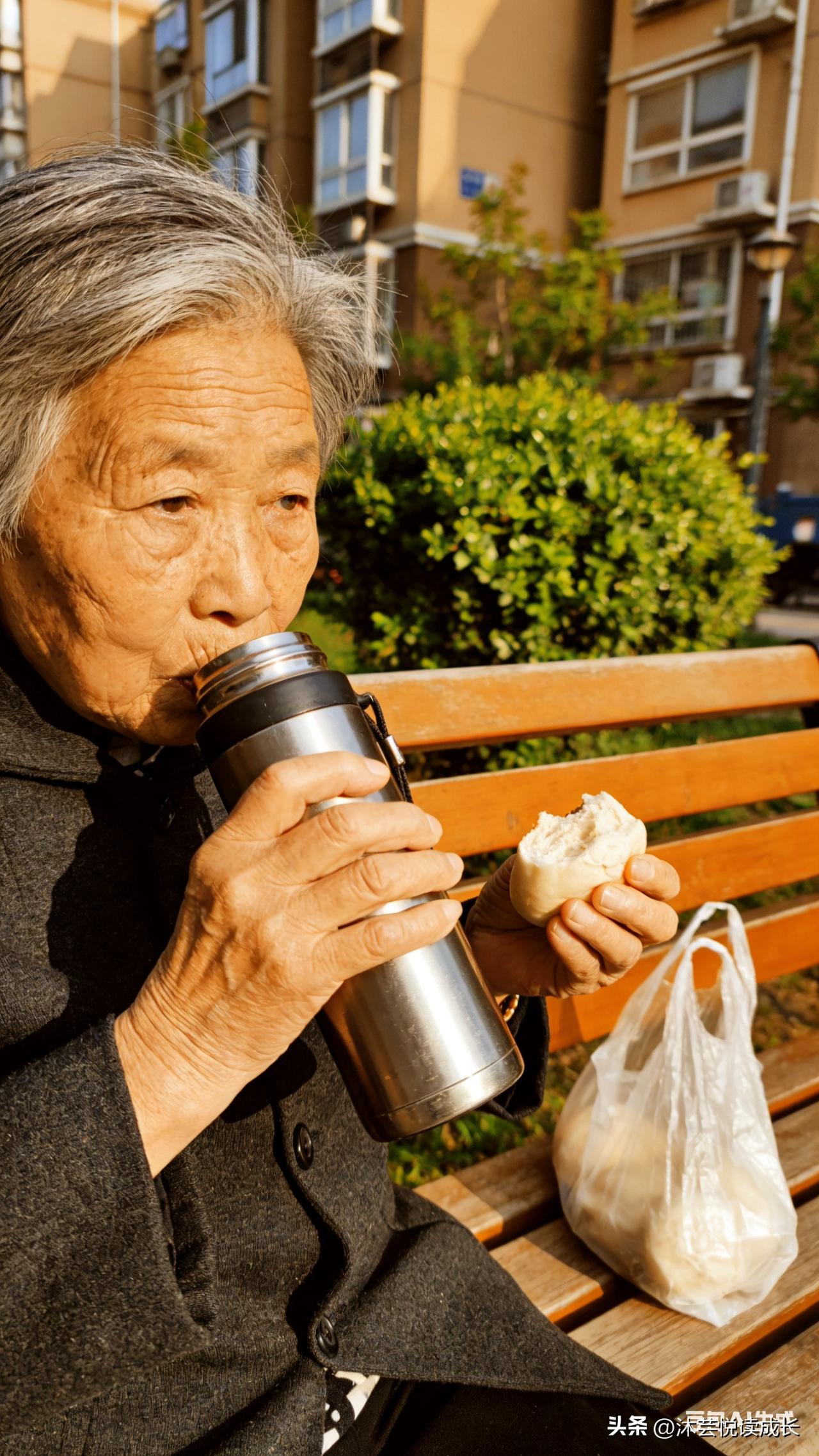 你敢信吗？
一位75岁的老人，有家不敢回，
宁愿天天在外面晃，也不愿踏进家门一步