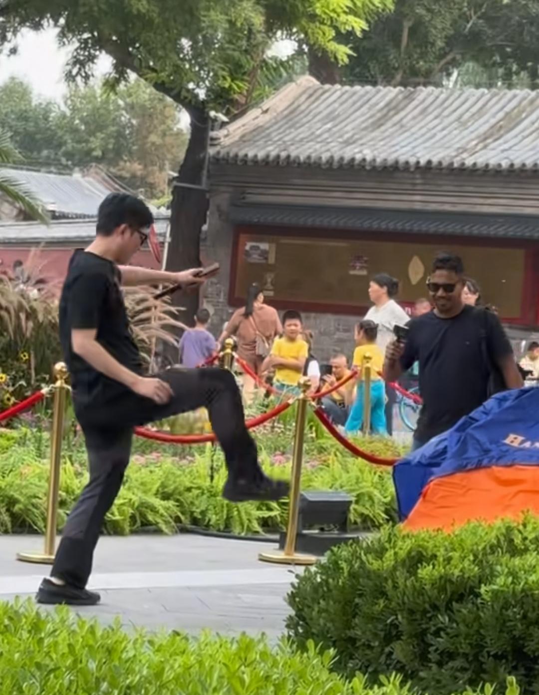 “一哥”我相信上帝，
但上帝不如我兄弟。
一哥向杜克完全的敞开了心扉，把自己所有