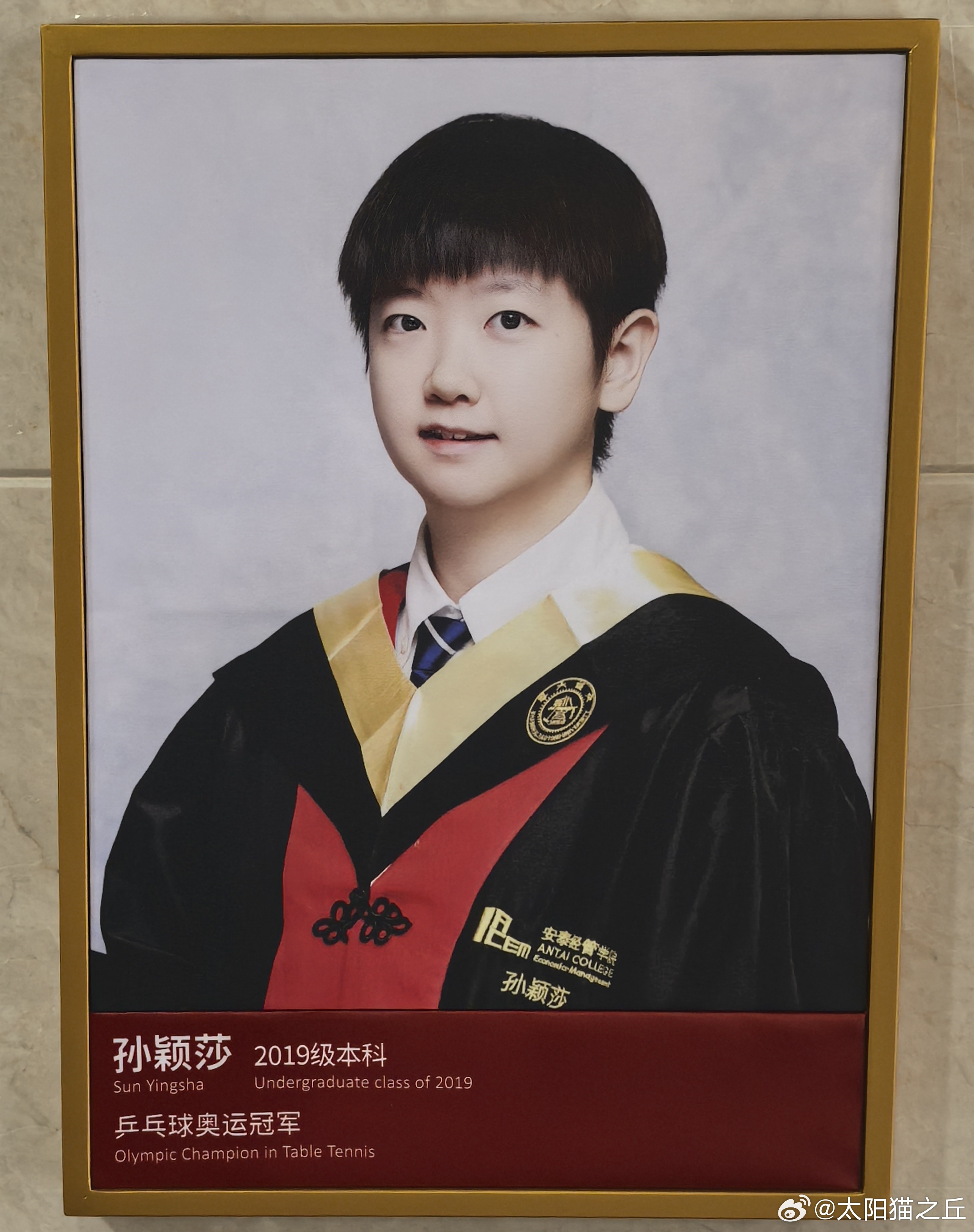 颖莎学姐是那种光看到照片墙上的照片就会被她吸引，此时初恋的BGM响起～ 