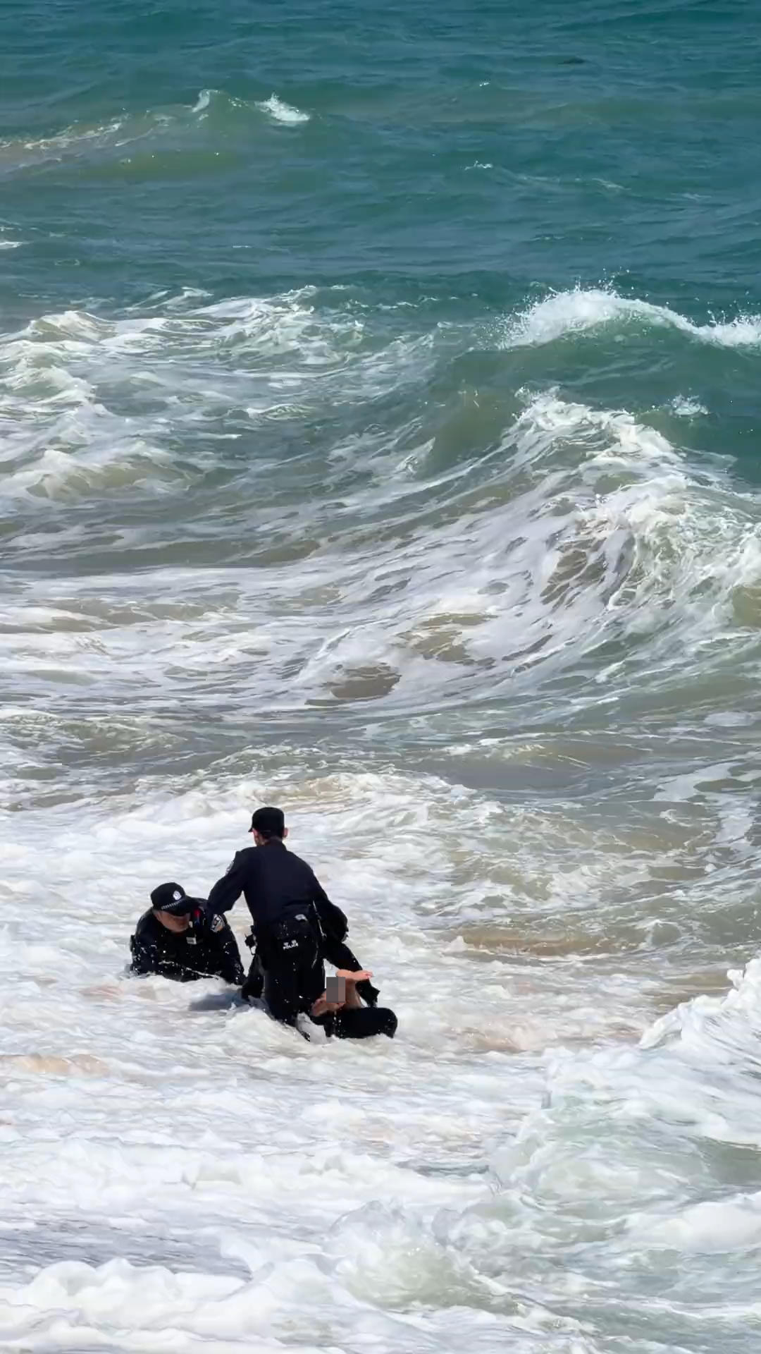 #3民警合力救回被海浪卷走游客#【海南陵水一游客不慎被海浪卷走 派出所3名警员合