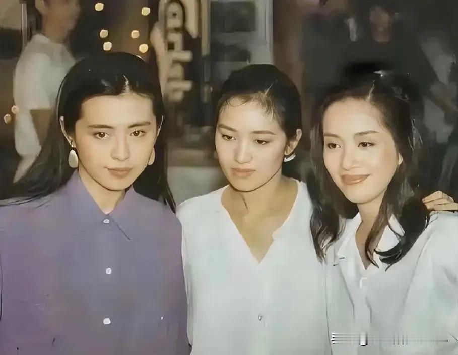 说起来啊，这三个人里，我觉得梅艳芳那可是最漂亮的。那个时代的梅艳芳，穿的衣服比现