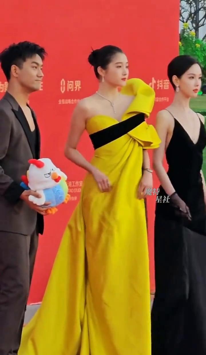 《戏城》《康定情歌》没得奖？
别急，金鸡奖最佳音乐奖是《古田军号》拿的。
这事儿