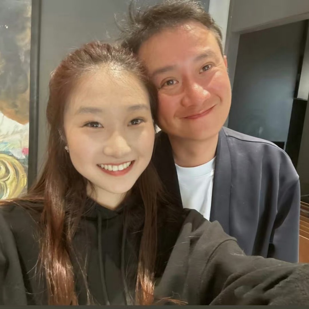 文章和女儿合照被说像明星 42岁文章与17岁女儿文君竹清明聚餐合照。被网友发现后