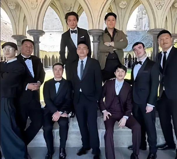 何猷君伴郎之一是雅诗兰黛继承人豪门婚礼的伴郎团果然藏龙卧虎，除了王嘉尔、港澳一众