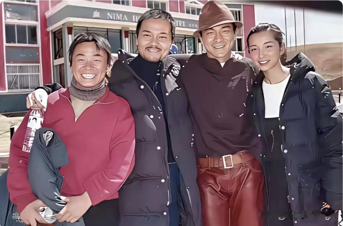 四人合照中，首先看到了穿着红上衣，露着一嘴大白牙的王宝强。

帅到发光的刘德华，