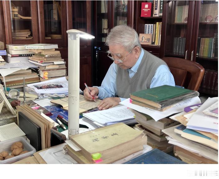 为什么绝大多数高校老师都高寿? 武大文科资深教授宗福邦近日去世。在他之后前，经济