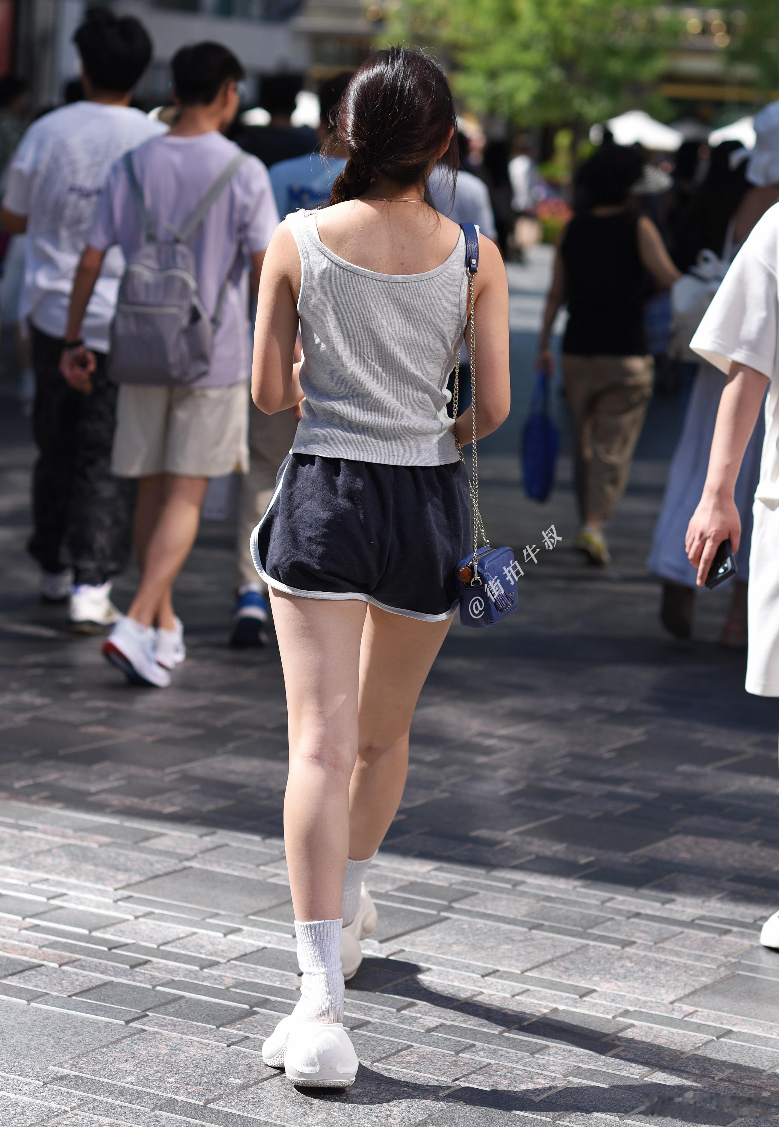 休闲运动的背心短裤 