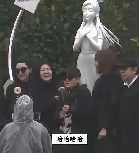 一个完全不像本人的像有什么好炫耀的，不过是驳眼球罢了。并且她本人的两个孩子都不参