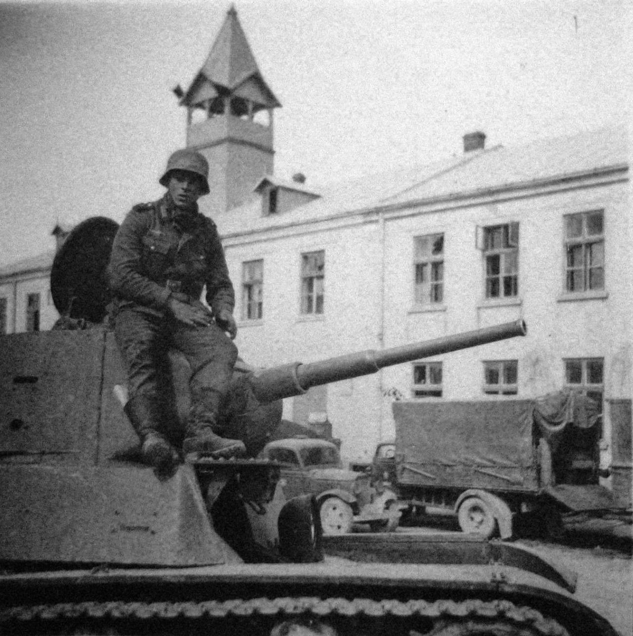 1941年，东线，萨索沃。一名德军第71步兵师的士兵正站在一辆被遗弃的苏制T-2