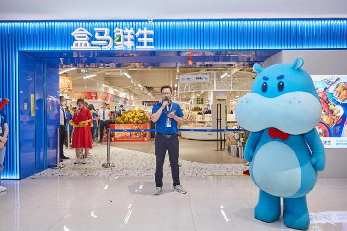 今年3月，盒马宣布换帅，CEO侯毅退休，CFO严筱磊接任。上任4个多月，严筱磊做
