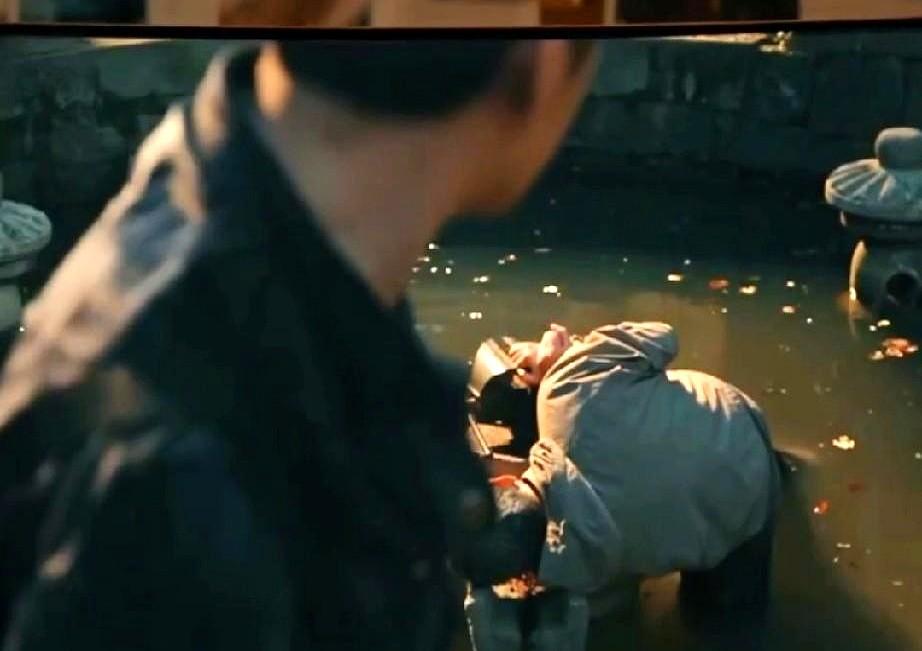 这剧的细节狠得我拍大腿！

现在网上吵翻了，有人说聂九罗扒监控扒出那鸭舌帽女生—