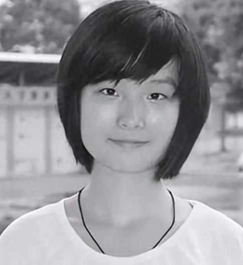 一个夏天戴柳拆开信封时指尖微颤，中国政法大学的录取通知书静静躺在里，可她的志愿表