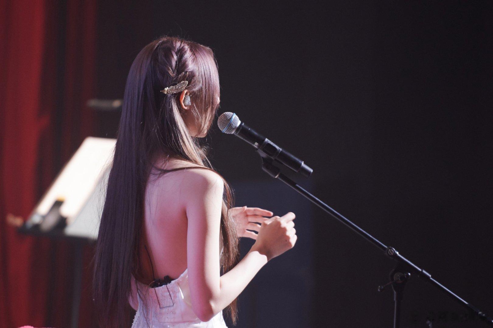 #硬糖少女303##郑乃馨# 今日份糖妹新鲜物料郑乃馨工作室更新巡演舞台剧照从曝