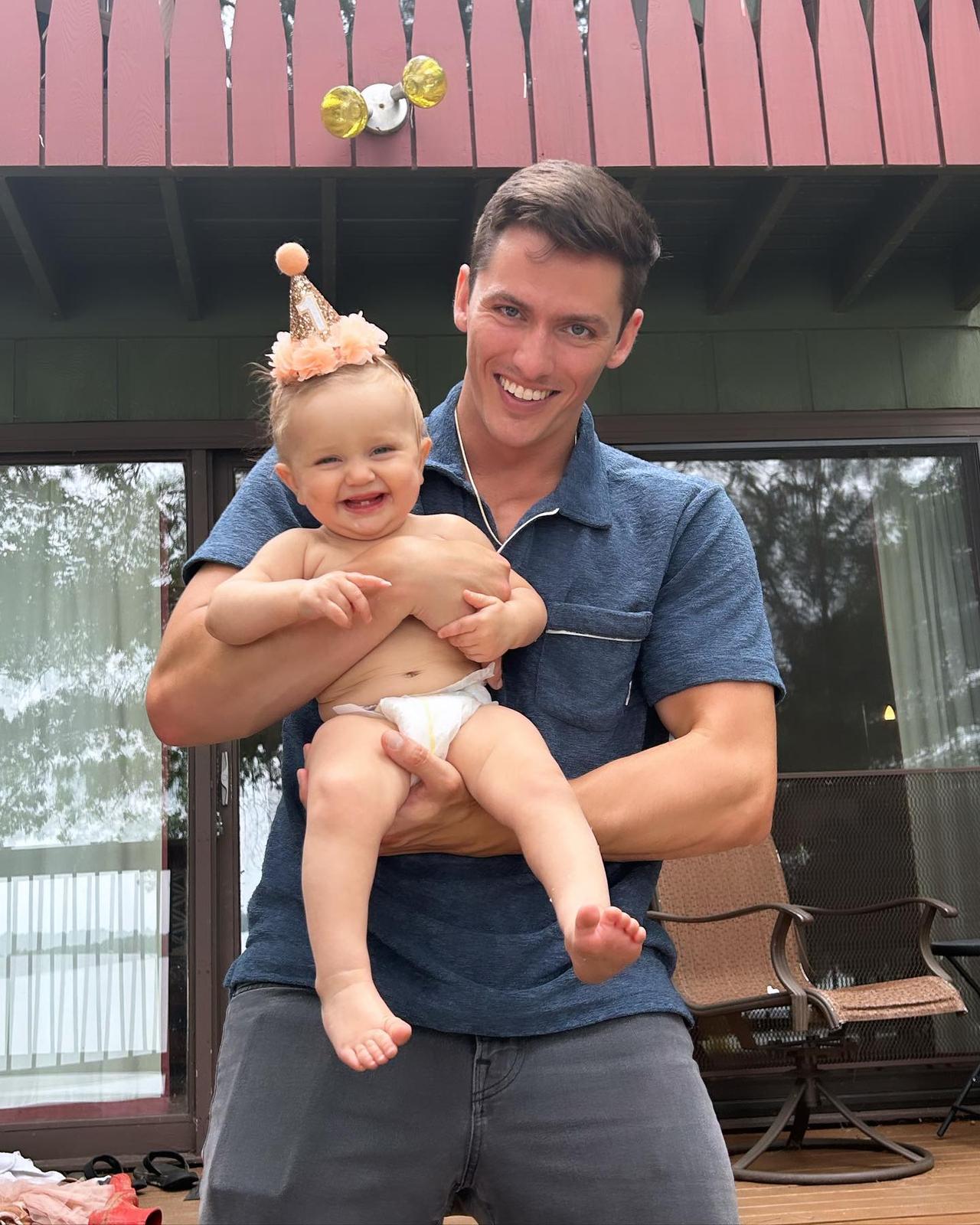 时尚男模 Taylor Miller 庆祝了女儿的一岁生日；