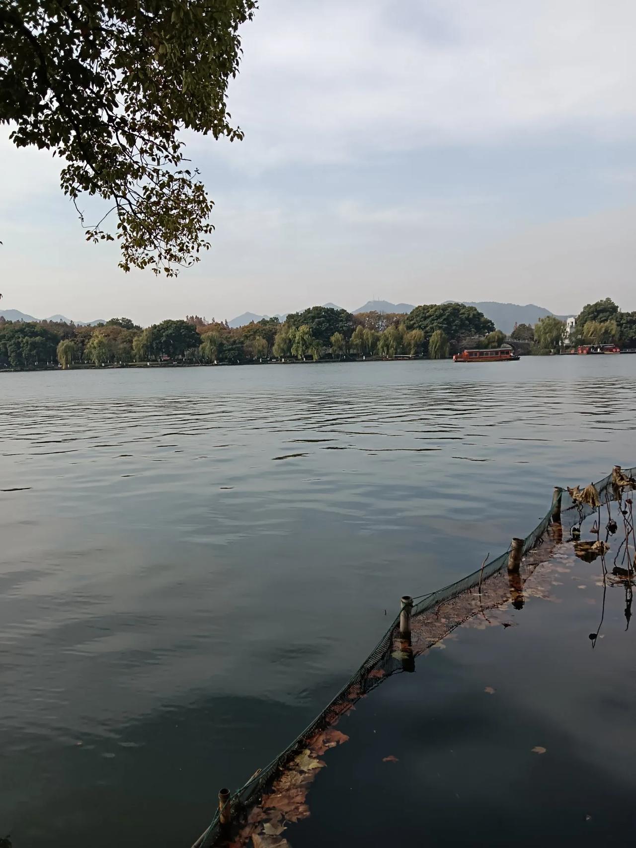 说实话，西湖如果没有周围的山，那么它的景致便很不起眼。如果没有了苏堤白堤雷峰塔，