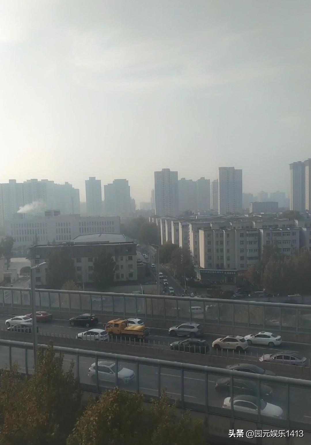 用镜头记录城市风貌冬日的高架桥上车水马龙。每天看着川流不息的马路，就会想着人为什