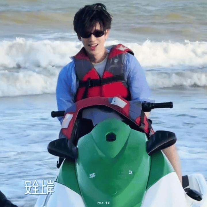 哈哈哈哈哈，张凌赫哥哥开心的像个孩子！｜张凌赫