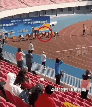 一不小心上人民日报了！
山东青岛，中学生田径运动会，15岁男孩，110米跨栏跑出