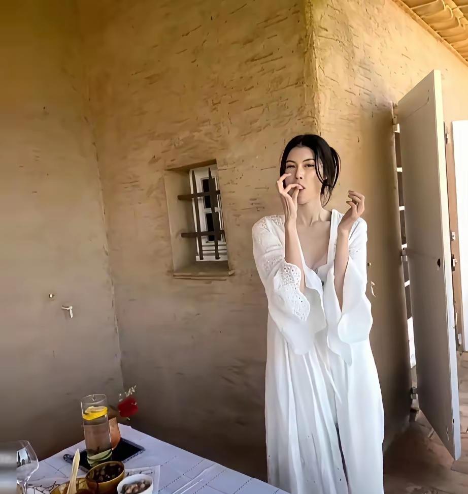 何穗领完结婚证7个月就离了，因为发现对方别墅是租的、车是借的。
现在她被拍到，不