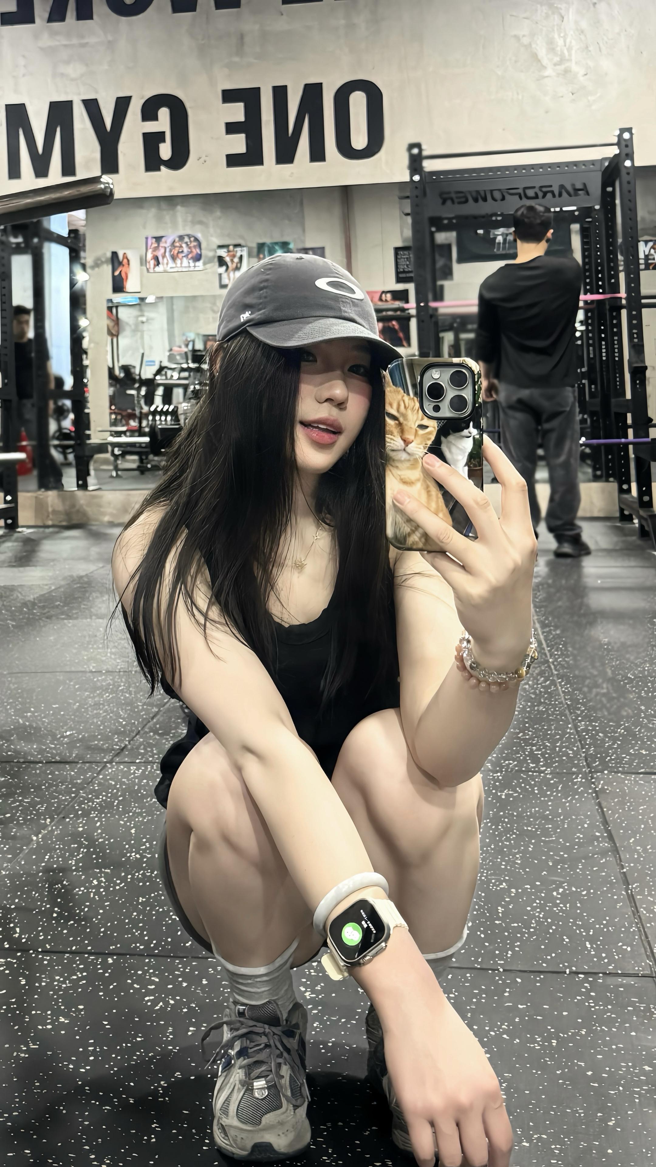 真想跪下来求自己别练了。但是发现跪下来还可以跪姿卷腹