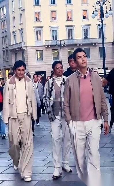 我跟你说，贾冰这是直接换了个身子吧？
刷到他最近的照片，我真愣住了。
这哪儿还是