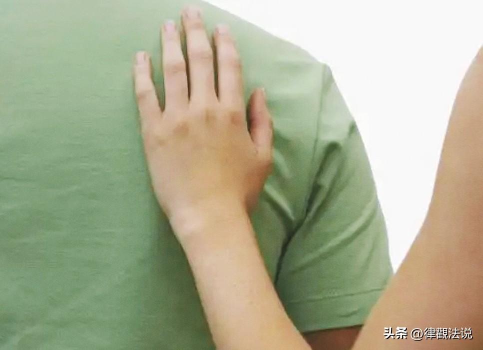 “打个招呼，差点惹出大事！”四川资阳，男子喝了酒，路过一家奶茶店门口时，看到一女