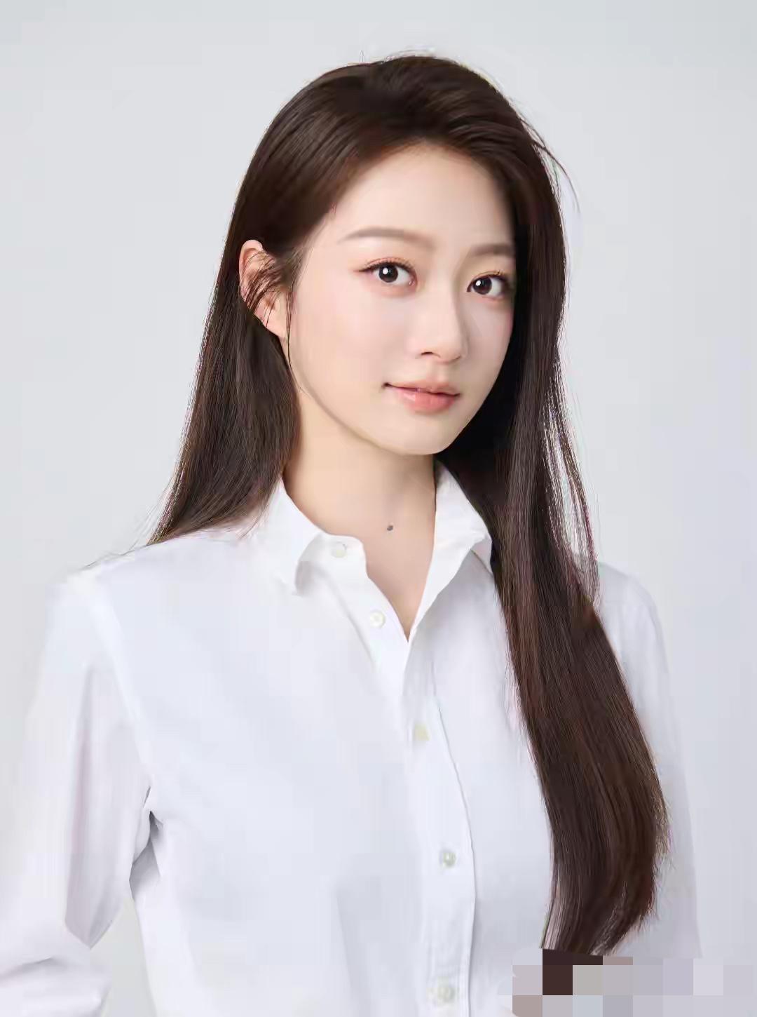 东方卫视主持人冯琳五官端正，非常漂亮